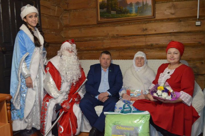 Апаста Кыш бабай белән Кар кызы өлкәннәрне котлый