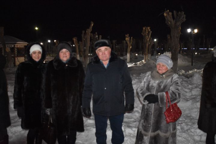 Апасның Үзәк чыршысы янында бәйрәм чарасы узды