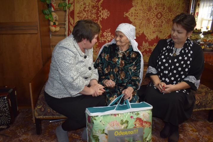 Түбән Барышта гомер итүче Сафура әби Әскәрова 90 яшьлеген каршы алды