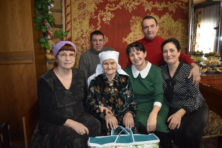 Түбән Барышта гомер итүче Сафура әби Әскәрова 90 яшьлеген каршы алды