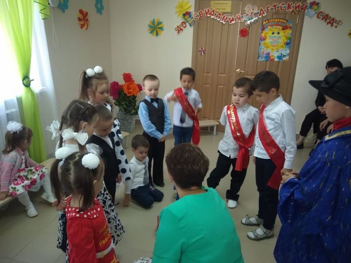 Иске Әнәле балалары бакча белән саубуллашты