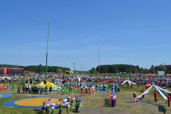 4 май көнне Апаста өлкәннәр өчен Сабантуй була
