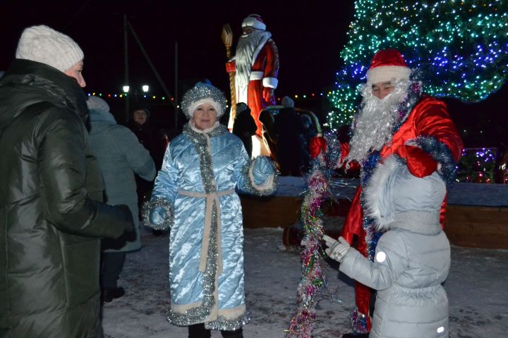 Каратун авыл җирлеге мәдәният хезмәткәрләре апаслыларга күңелле бәйрәм киче бүләк итте