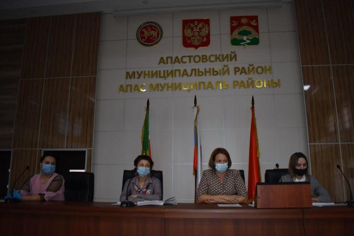Районда тәрбиягә бала алган гаиләләр белән мөһим очрашу үтте