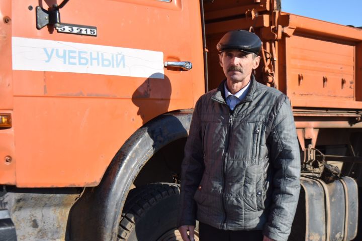 Апас аграр көллияте хезмәткәре Фирдүс Гәрәев 30 елдан бирле руль артында
