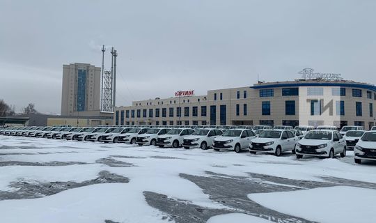 Президент Татарстана Рустам Минниханов передал сельским больницам новые автомобили