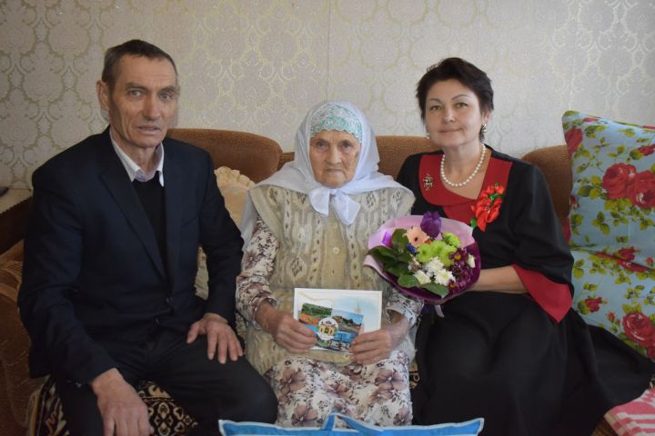 Роза әби Нурмиева: “Эш кешене гомерле, сәламәт итә”
