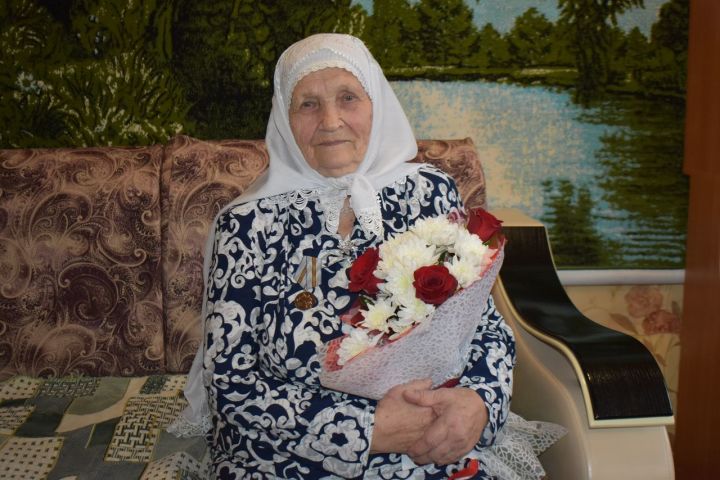Тутайда яшәүче Галия апа Гыйззәтуллина Ленинград камалышта калган вакытта нибары 4 яшьлек була
