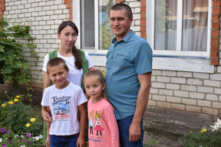 Аюкөйдергәндә яшәүче Илфат һәм Альбина Гәрәевлар үзләренең шәхси хуҗалыгында 22 баш сыер асрый