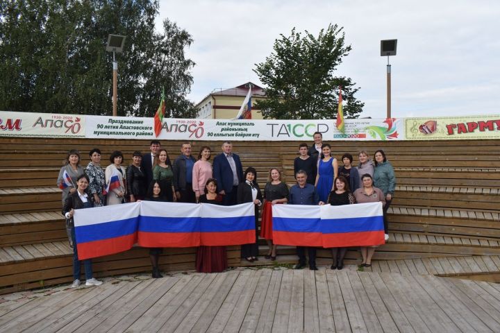 Паркта Россия флагы көне билгеләп үтелде