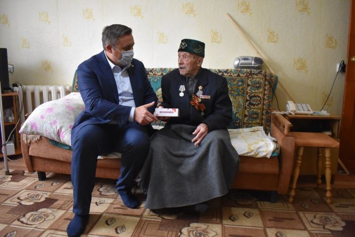 Бөек Ватан сугышы ветераны Мөхәммәтхамис бабай Хисаметдиновка бүләккә - кәрәзле телефон