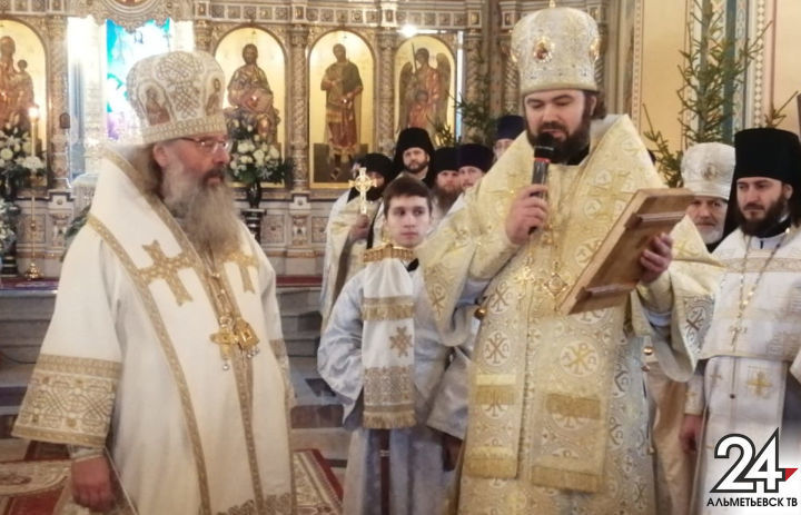 Митрополит Казанский и Татарстанский Кирилл возглавил Божественную литургию в Кафедральном соборе города Альметьевска