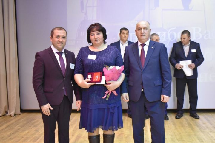 Авыл хуҗалыгы хезмәтчәннәре көнендә алдынгылар бүләкләнде