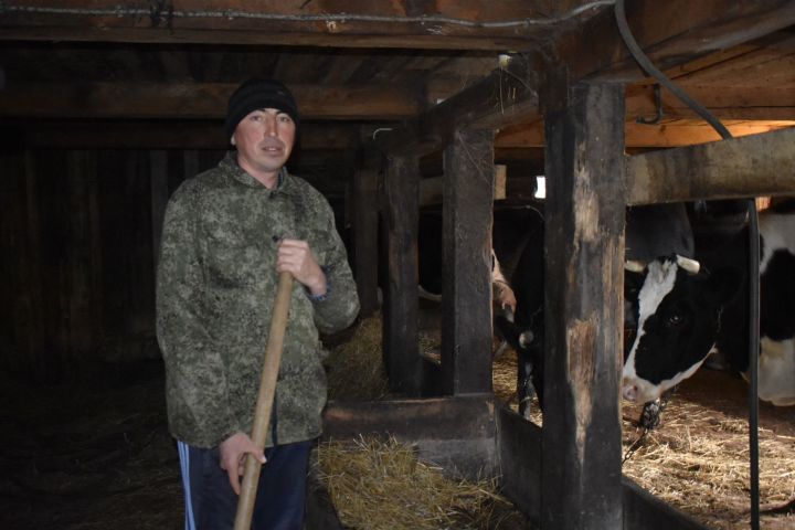 Каждое утро молодой семьи начинается с ухода за домашним скотом