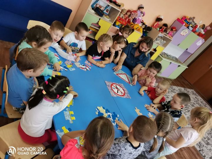 Нәниләр юлда йөрү кагыйдәләрен өйрәнәләр