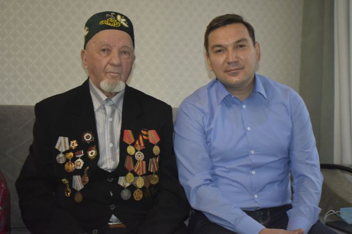 Апаста Халыклар бердәмлеге көне уңаеннан Бөек Ватан сугышы ветераннарына район башлыгының күчтәнәчләре тапшырыла