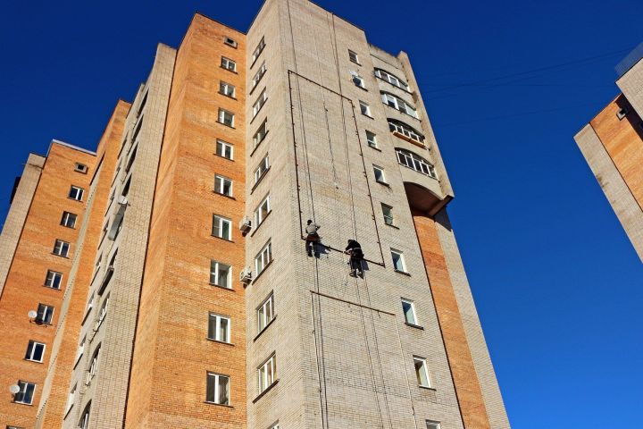 В Челнах школьник погиб, упав с девятого этажа высотки