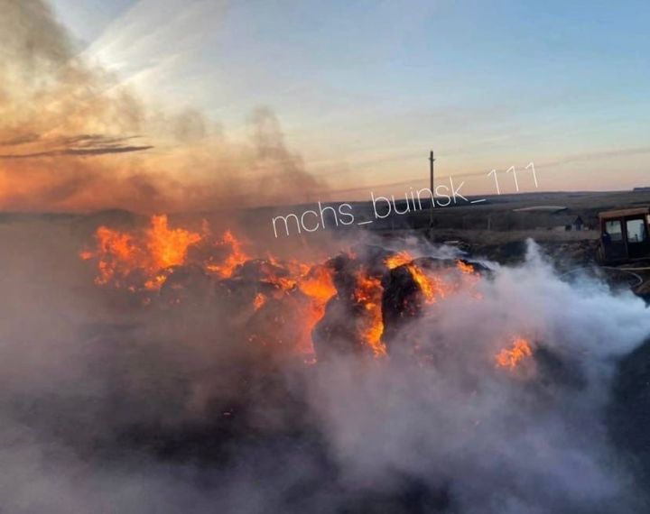 В соседнем районе сгорело 50 тюков соломы