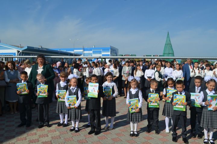 80 первоклашек Апастово впервые переступили порог школы