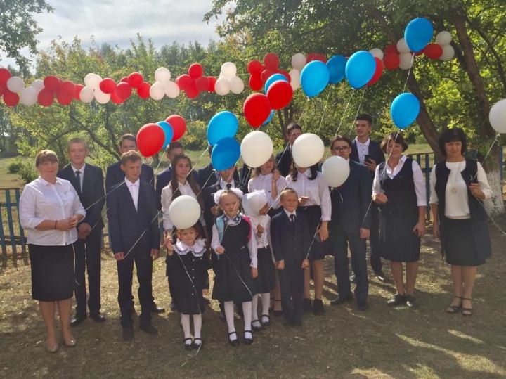 Морзалар мәктәбендә балалар тынычлык, уңышлар теләп күккә шарлар очырдылар