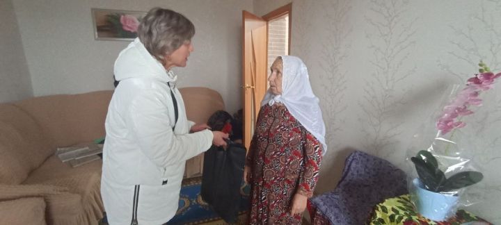 Апастово-информ коллективы үз өлкәннәрен хөрмәтләде