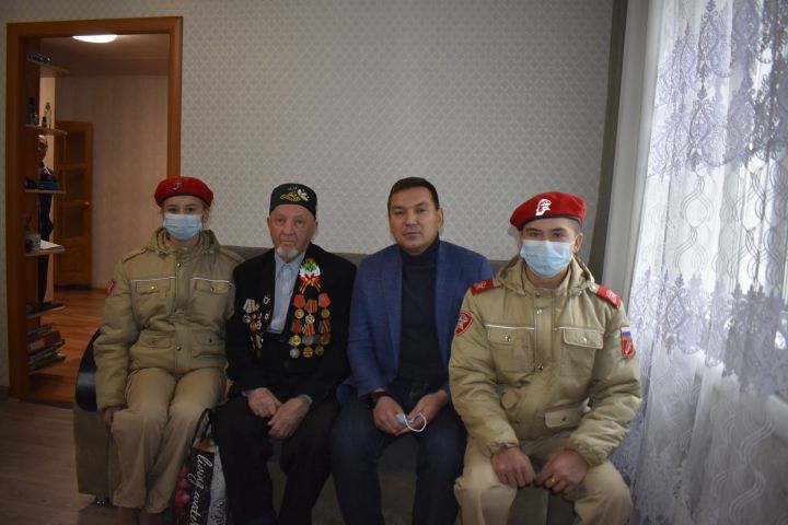 В связи с Днем пожилых людей глава района Айрат Зиганшин посетил ветерана Великой Отечественной войны Хайретдина ага Салахова