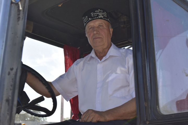 Фагим абый Насыров более 50 лет работает на тракторе