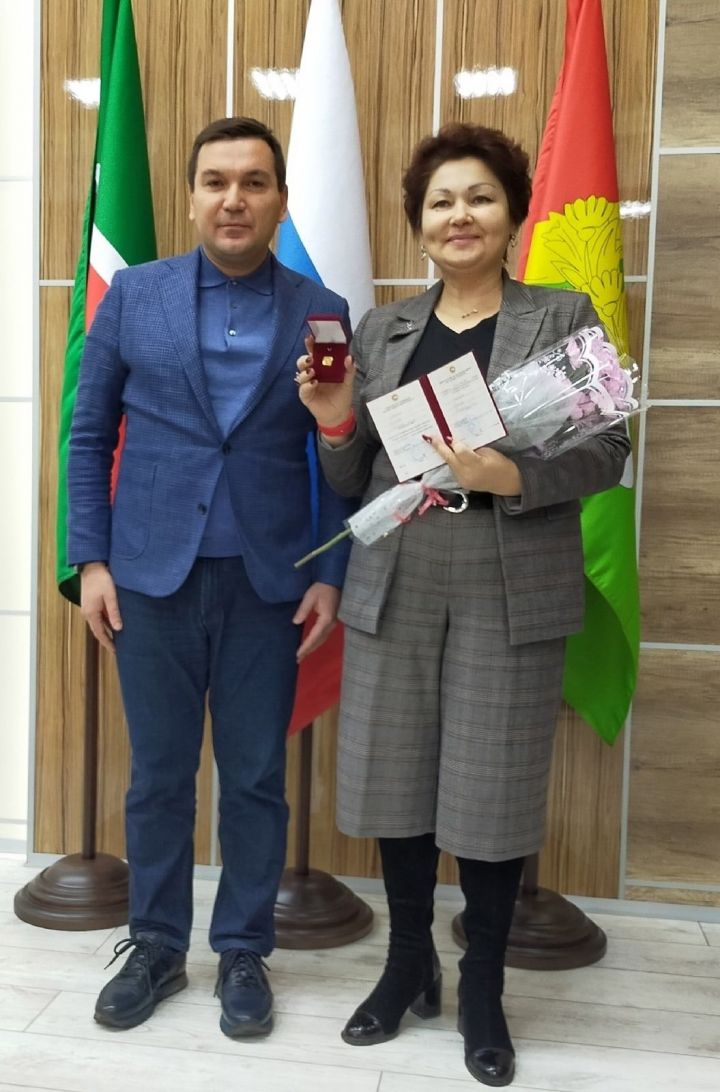 За заслуги в реализации молодежной политики в Республике Татарстан