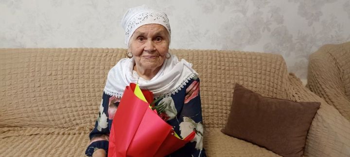 Олы Бакырчыда яшәүче Флера апа Әхмәдиева олы юбилеен каршылады