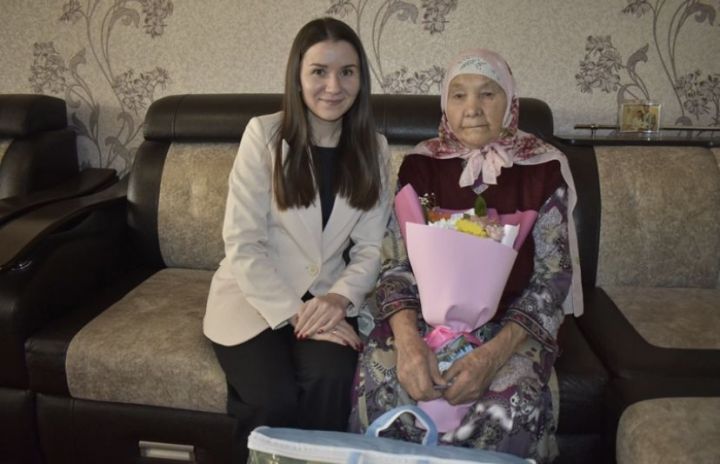 Жительница Апастово Рашида эби Закирова получила поздравление главы района с 90-летием со дня рождения