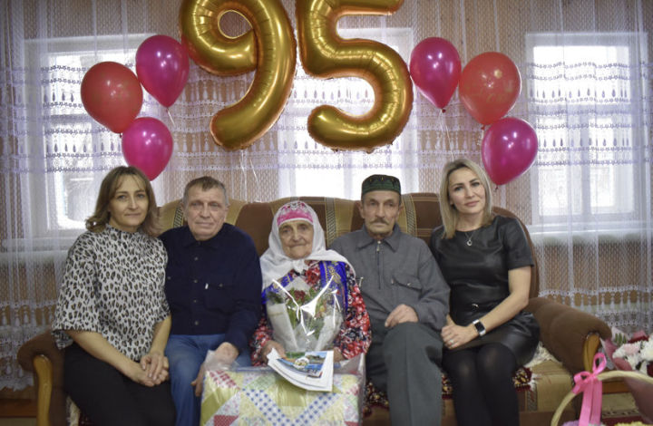 Кызыл Тау авылында яшәүче Назирә әби Кәримова 95 яшьлек гомер бәйрәмен каршылады