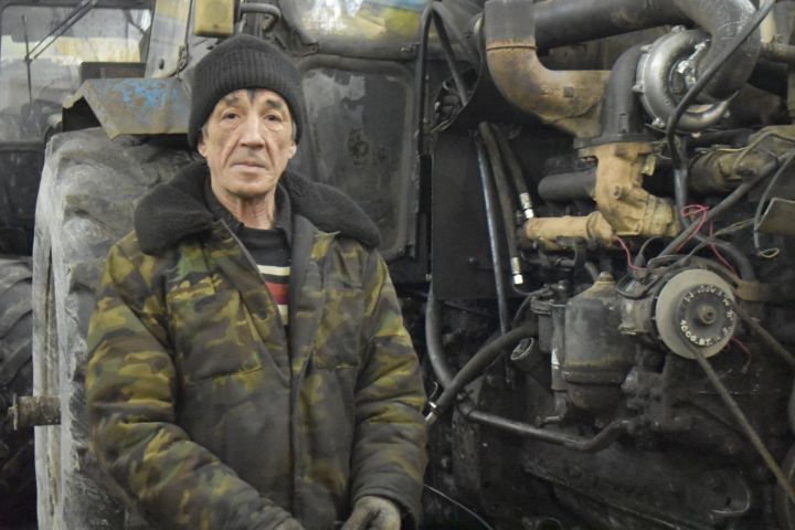 Ильдус Шафигуллин: "Целые дни провожу рядом с техникой, – говорит опытный механизатор"