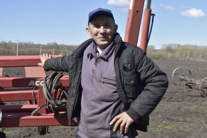 К весенне-полевым работам подключился и механизатор Рустам Ибрагимов