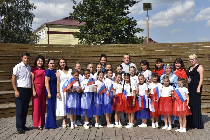 Апаста Россия Флагы көне билгеләп үтелде