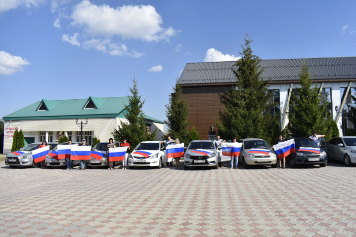 Апаста Россия флагы көне уңаеннан машиналар парады узды