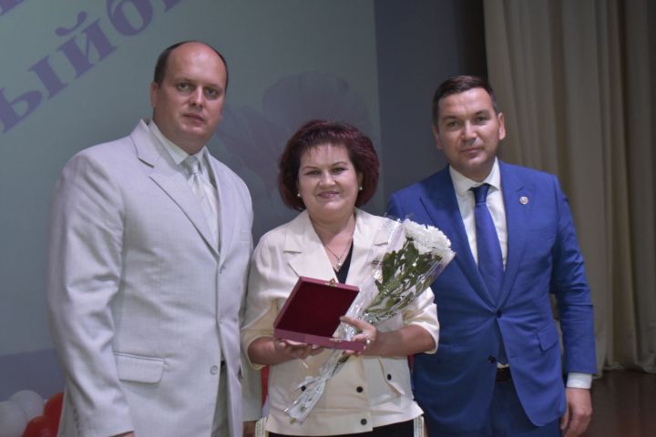 Учитель Апастовской школы Альмира Хисамова удостоена звания «Заслуженный учитель Республики Татарстан»