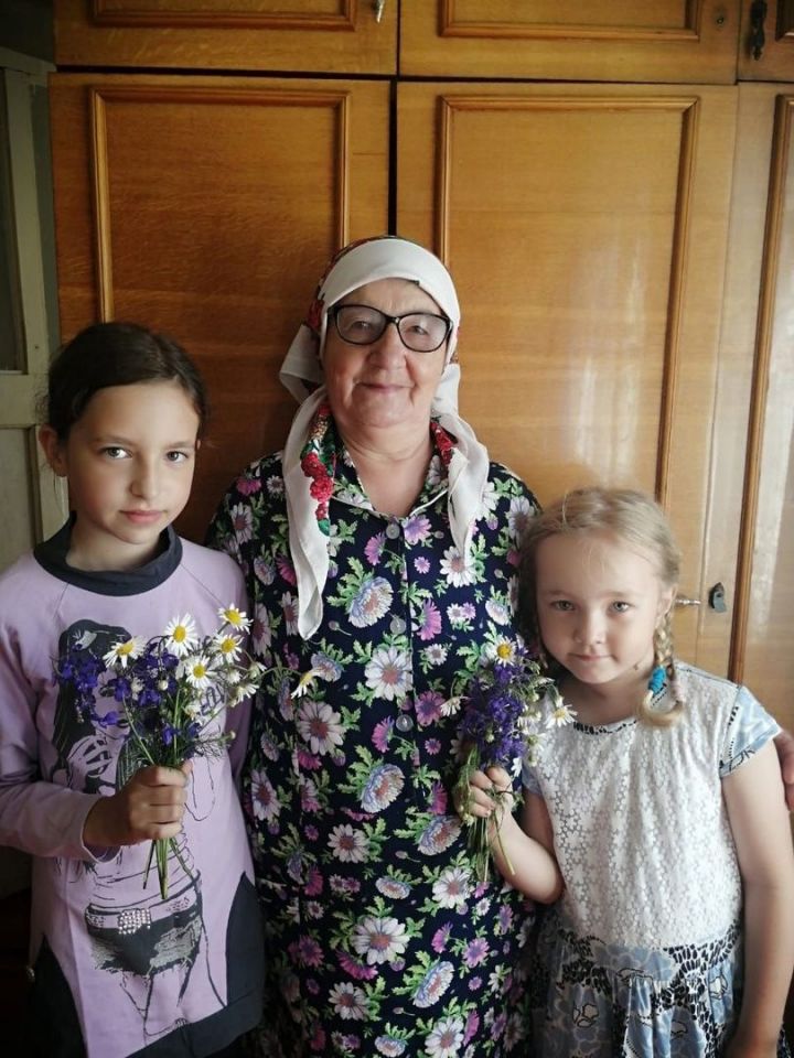 Югары Акхуҗадан Фәрзәнә Зиннурова бакча уңышларына багышлап шигырьләр язган
