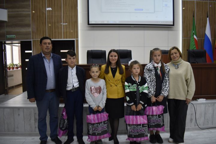 Апаста “Мәктәпкә җыенырга ярдәм ит” акциясенә йомгак ясалды