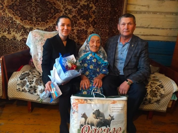 90-летний юбилей отметила жительница деревни Кзыл Тау Зухра эби Сагитзянова