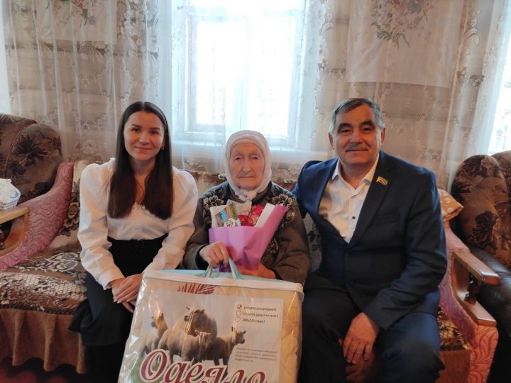 Әкълимә әби Абзалова мәрхәмәтле туганнарына рәхмәт әйтеп яши