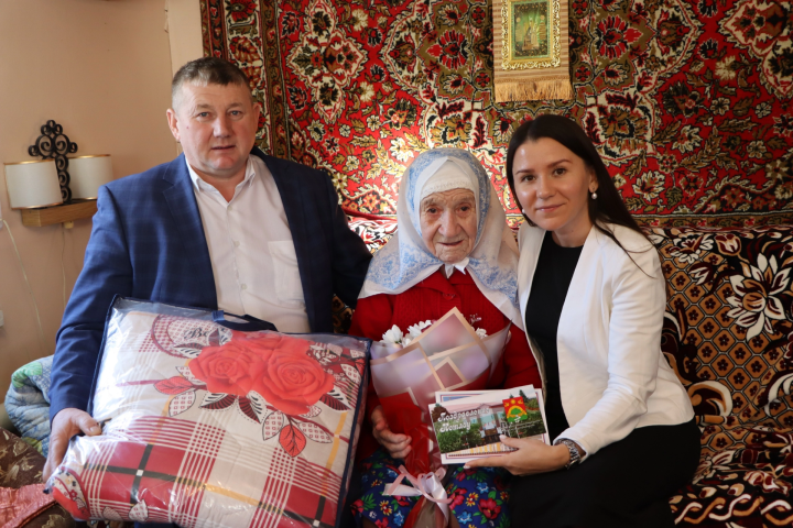 Морзалар авылында яшәүче Гөлсинур әби Халикова Ил башлыгының Котлавын алды