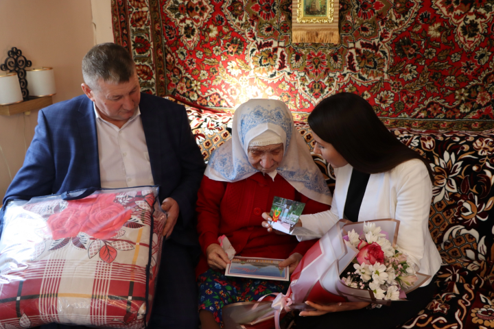 Морзалар авылында яшәүче Гөлсинур әби Халикова Ил башлыгының Котлавын алды