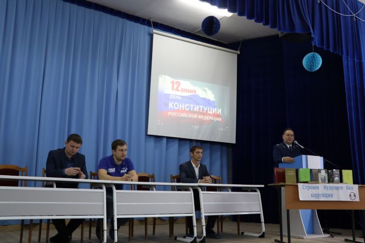 Апаста студентлар прокурор киңәшләрен тыңлады