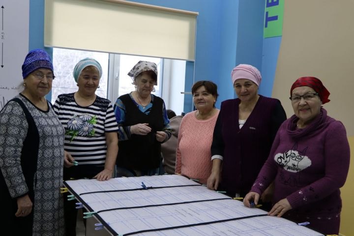 Апаста алтын йөрәкле көмеш волонтерлар носилкалар тегә