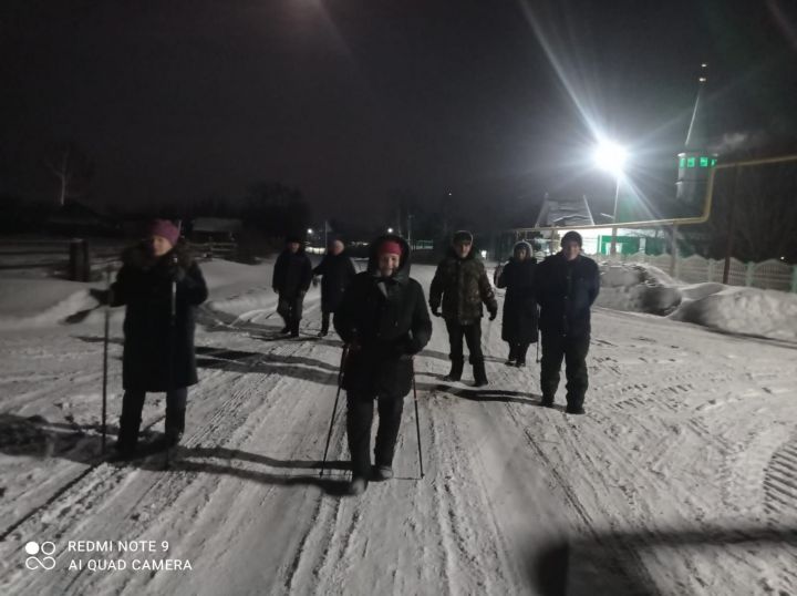 Для пожилых жителей деревни Б.Бакрче скандинавская ходьба давно стала обычным явлением