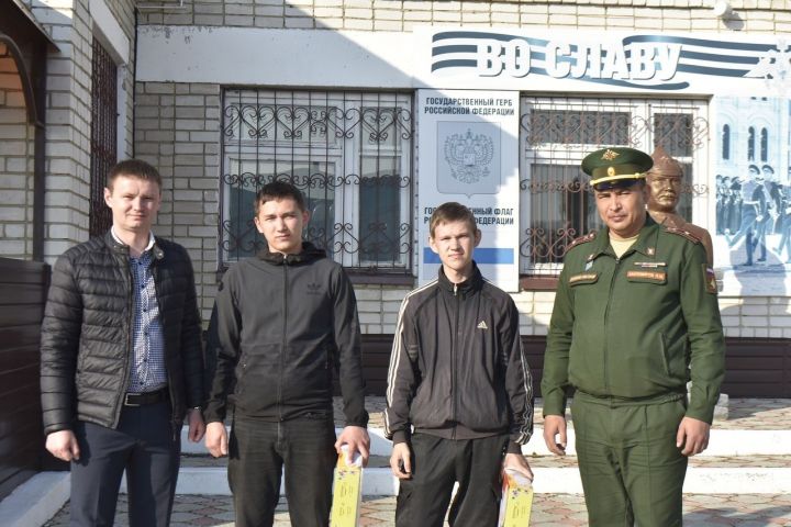 Двое ребят из Апастовского района отправились проходить службу в армии