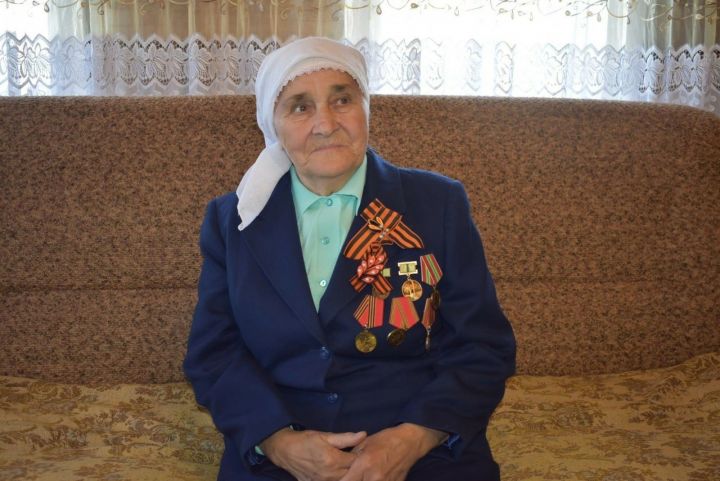 Проживающая в Мазиково Сария апа Сафина со слезами на глазах рассказывает о военных годах