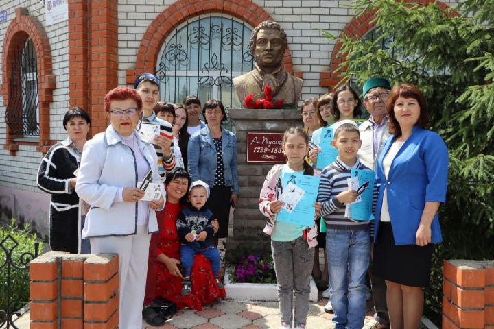 Апаслылар Александр Сергеевич Пушкинның бюстына чәчәкләр салды