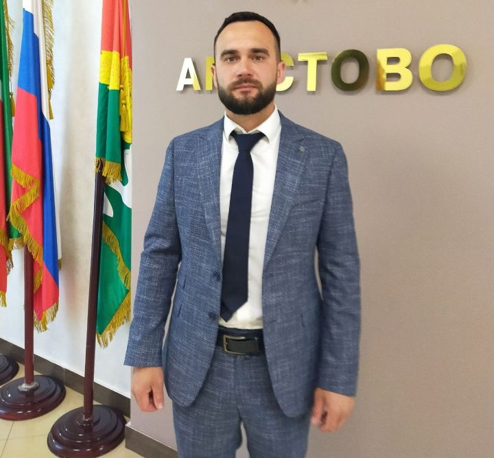 На очередном совещании в понедельник глава района Айрат Зиганшин представил нового руководителя аппарата Совета района