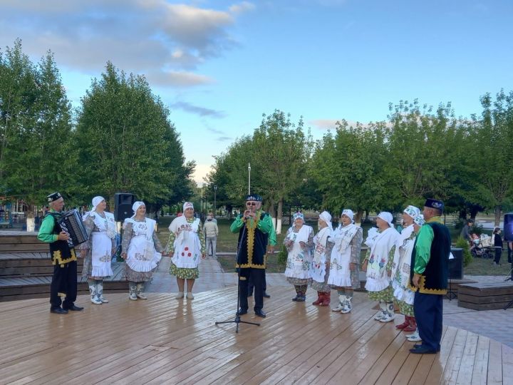 Кама Тамагы үзешчәннәре Апас халкына күңелле ял киче бүләк итте